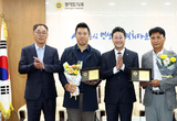 경기도의회김진경 의장, 시흥 ‘공동체 리더’인 이화수·신철균 회장에 지역발전 유공 표창 수여 “지역 공동체 하나로 묶는 진정한 리더들”