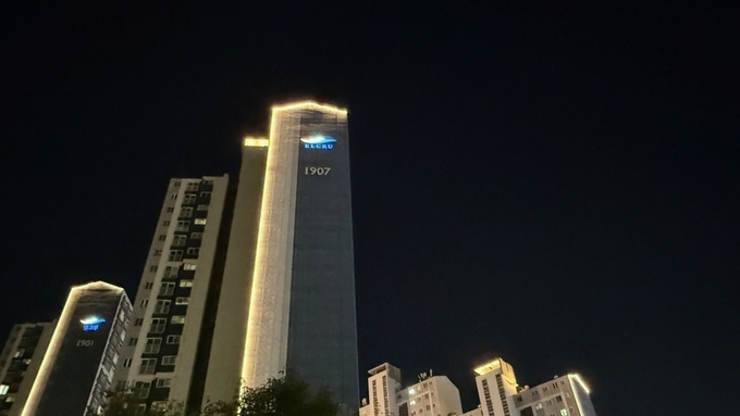 오산시, 공동주택 야간경관조명 설치사업 결실…오산대역 일대 아파트 점등식 잇따라 개최