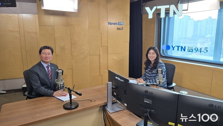 이상일 용인특례시장, 라디오에서 용인의 새로운 도시브랜드와 시의 도로 인프라 구축 상황 등 설명