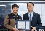 화성특례시, 폐금고서 귀금속 발견해 신고한 조성준 주무관에 표창 수여...“공직자의 모범 보여준 것에 감사”