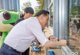 이재준 수원시장, 송림초등학교 학생들과 함께 투명 방음벽에 야생조류 충돌방지 테이프 붙였다