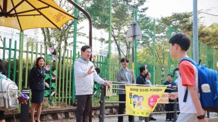 이상일 용인특례시장, 용인신촌초 교통지도 봉사 참여