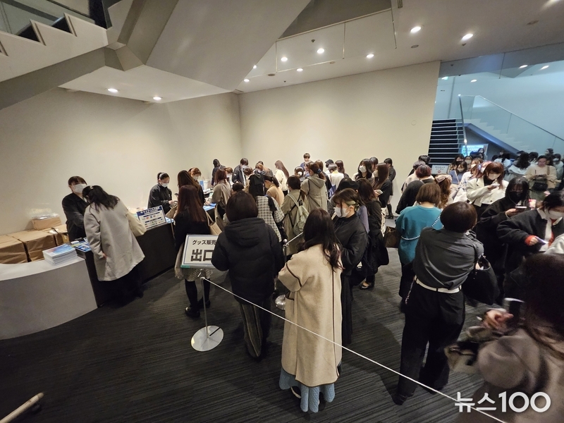 공연 종료 후 MD 구매를 위해 줄 선 일본 관객들 ⓒ안산문화재단