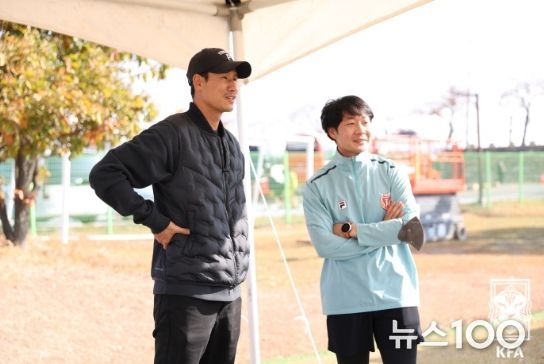 제주유나이티드 코치 정조국(왼쪽)이 제주 U-12 선수들의 경기 모습을 지켜보고 있다.