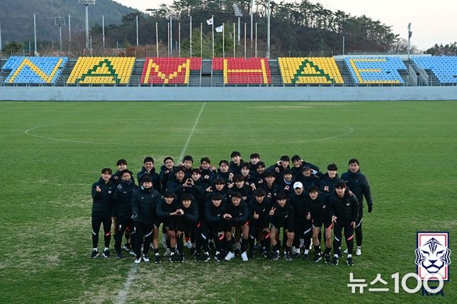 경기를 마친 후 단체 기념촬영을 하고 있는 U-16 대표팀.