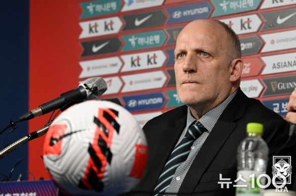 마이클 뮐러 국가대표전력강화위원장이 클린스만 감독 선임 기자회견에서 답변하고 있다.