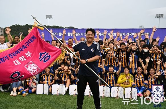 10년 만에 울산과학대의 여왕기 우승을 이끈 강성민 감독이 우승기를 흔들며 기뻐하고 있다.