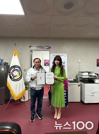 홍보대사 위촉 – 7월 6일 임동본 조직위원장이 배우 이유리에게 위촉장을 수여한 후 기념촬영을 하고 있다.