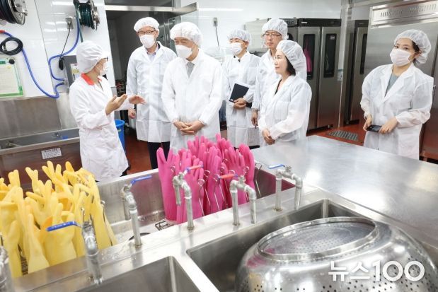 임태희 경기도교육감이 4일 오후 경기도 수원의 한 중학교를 방문해 급식 현장을 살펴보고 있다