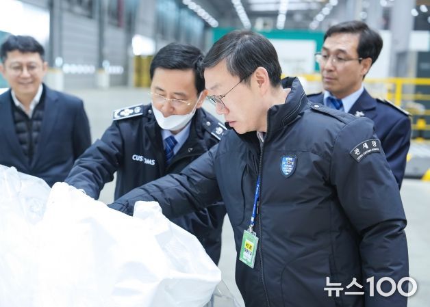 이명구 관세청 차장(오른쪽)이 27일 인천세관 해상특송물류센터를 방문해 해상 특송물품 통관 현장을 점검하고 있다