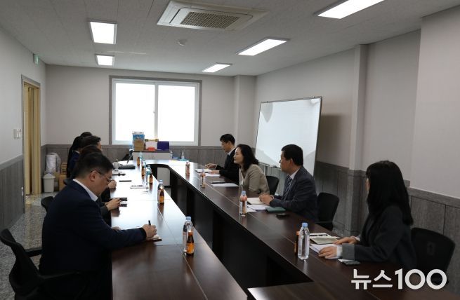 이진희 국제관세협력국장(오른쪽 위 2번째)이 27일 음성군 소재 리안코스메틱스 업체 관계자들과 지원방안을 논의하고 있다.