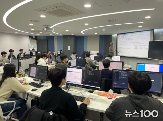 한국폴리텍대학 광명융합기술교육원 ‘하나금융티아이 협약반’ 훈련생들이 소프트웨어 개발 실습을 하고 있다.