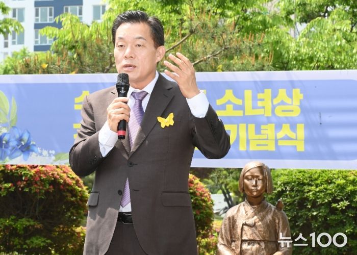 이재준 수원시장이 축사를 하고 있다.