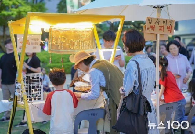 지난 2023년 부천시청 광장과 별빛마루도서관에서 열린 <도시사파리 예술시장>에서 시민들이 작품을 감상하고 있다.