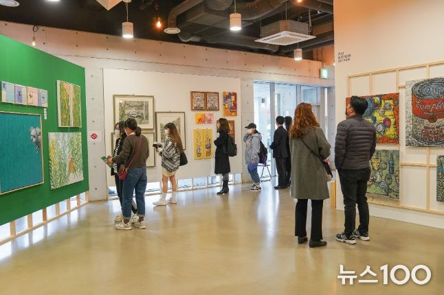 2021년 부천아트페어에 전시된 지역예술가 작품을 시민들이 관람하고 있다.