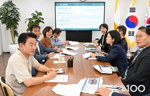 김동근 시장이 보행 및 주차 환경 개선을 위한 ‘제9차 교통정책 전략회의’를 진행하고 있다.
