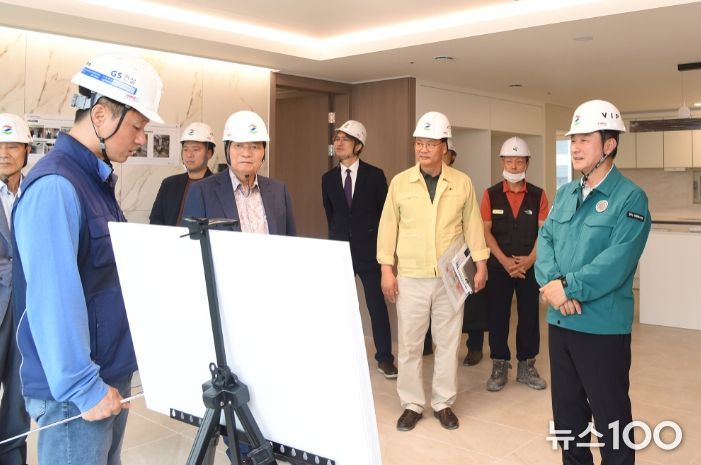김동근 시장이 7월 5일 관내 최고층 아파트의 준공 전 현장점검을 진행하고 있다.