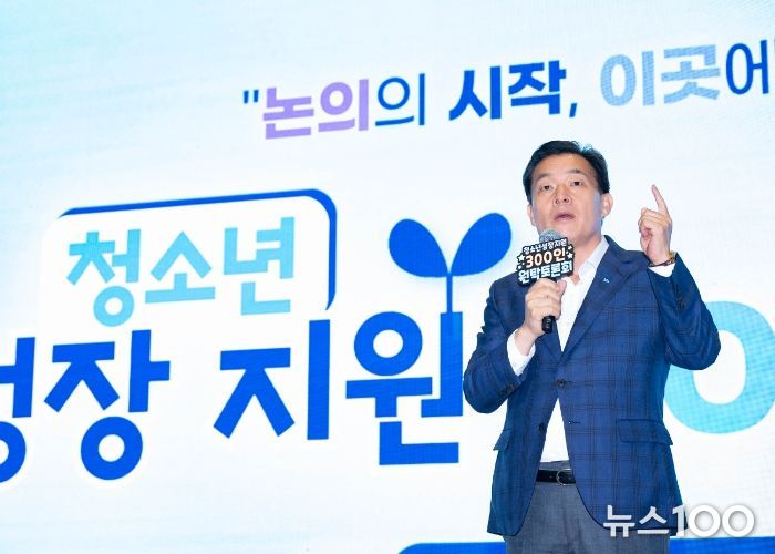 이재준 수원시장이 축사를 하고 있다.