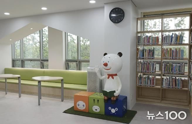 유아자료실 독서벤치