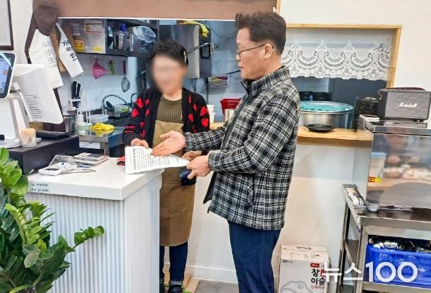 광명시(시장 박승원)는 수능을 막 끝낸 청소년의 일탈을 막기 위해 지난 14일 야간에 청소년 주류 제공 방지 캠페인을 벌였다.