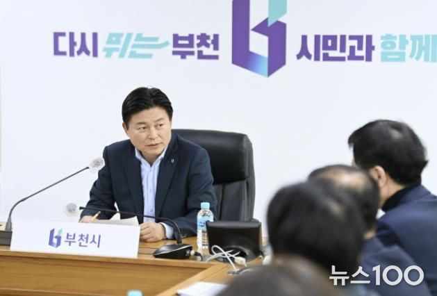 조용익 부천시장이 4일 새벽, 비상계엄령 선포 이후 즉시 긴급 간부 비상회의를 소집해 시민의 일상 지키기에 총력을 다해달라고 강조하고 있다.