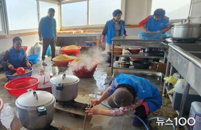 광명시 광명6동 지역사회보장협의체는 지난 3일 옥길동 소재 위원 자택에서 ‘정성가득 전통메주’를 제작했다.