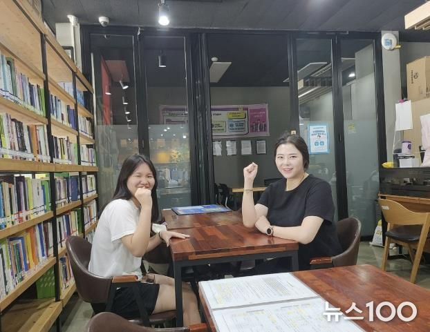 부천청년리더샵의 지원을 받아 금융권에 합격한 황인영 학생(왼쪽), 오인희 직업상담사(오른쪽)