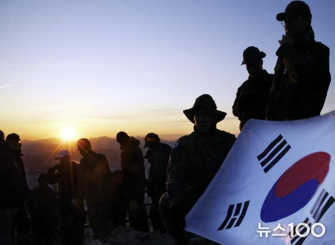 새해 첫 소래산 일출을 즐기는 산행객들