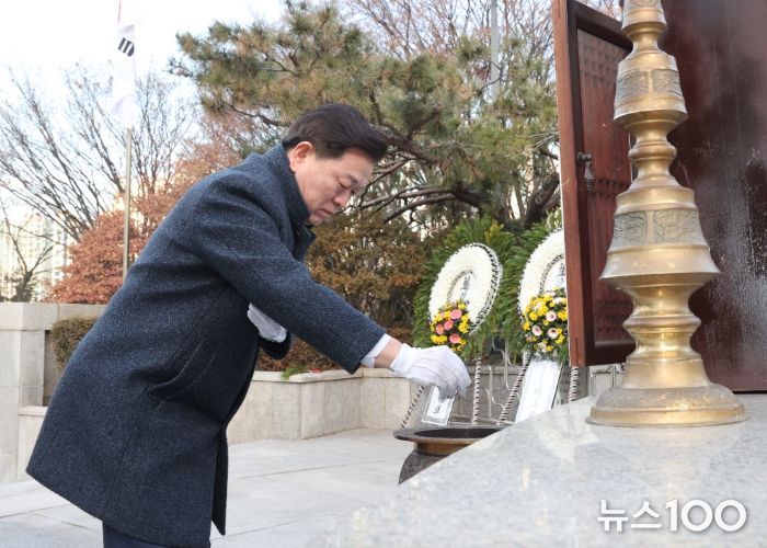 박승원 광명시장이 2일 현충근린공원 내 현충탑에 참배하고 있다.