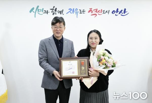 이민근 안산시장, 다섯 자녀 양육‘슈퍼 맘’박진희 씨에 표창 수여