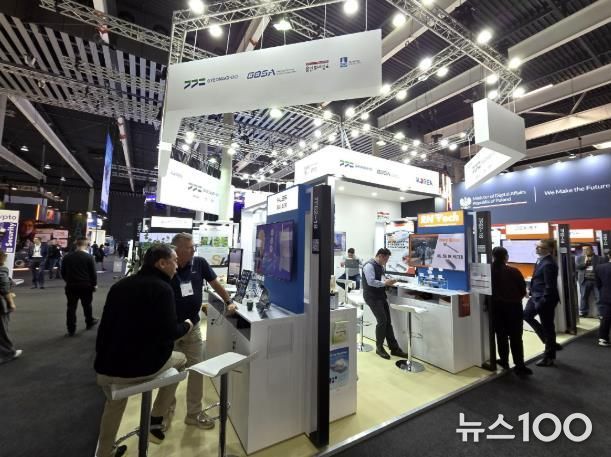 ‘스페인 정보통신 박람회 2025’에 마련된 수원특례시관에서 참가기업 관계자들이 기업을 알리고 있다.