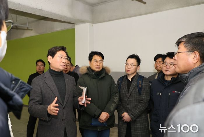 이상일 용인특례시장이 경남아너스빌 디센트 건설 현장에서 누수가 지적된 지하 주차장을 둘러보고 있다