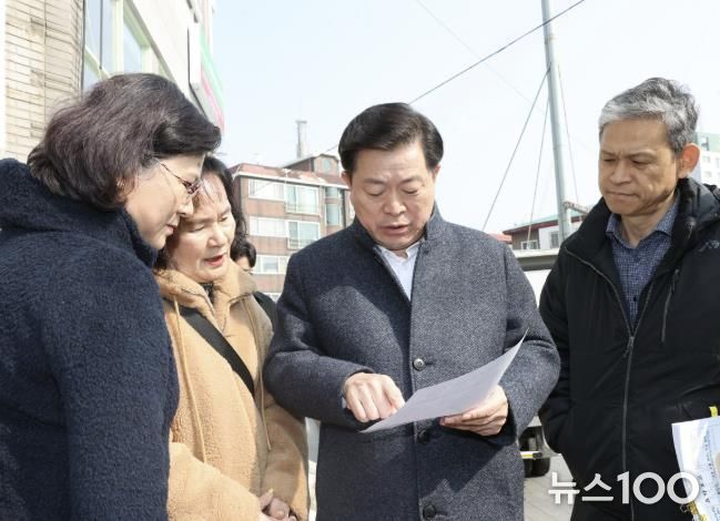 박승원 광명시장이 지난 10일 소하2동을 방문해 민원 현장을 점검하고 있다.