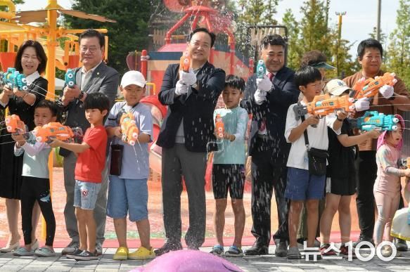 이권재 오산시장이 지난 2024년 7월 27일 아래뜰공원 물놀이장에서 기념촬영을 하고 있다.