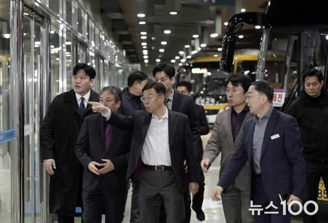 신상진 성남시장은 12일 정상운영재개한 성남종합버스터미널을 현장점검하고 있다
