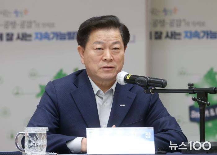 박승원 광명시장이 13일 오후 시청 대회의실에서 열린 ‘광명미래도시위원회 자문회의’에 참석해 발언하고 있다.