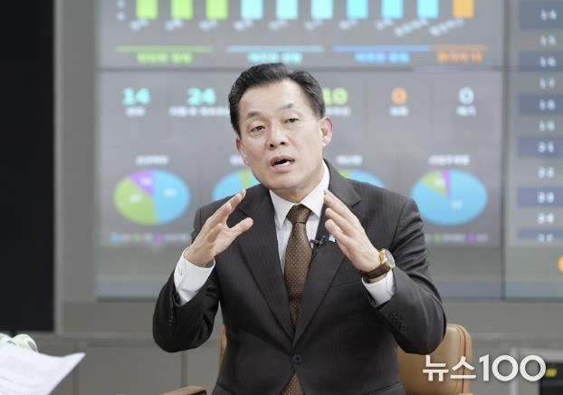 이재준 수원시장이 수원시의 다양한 정보를 시각화한 디지털 대시보드 앞에서 설명을 하고 있다.