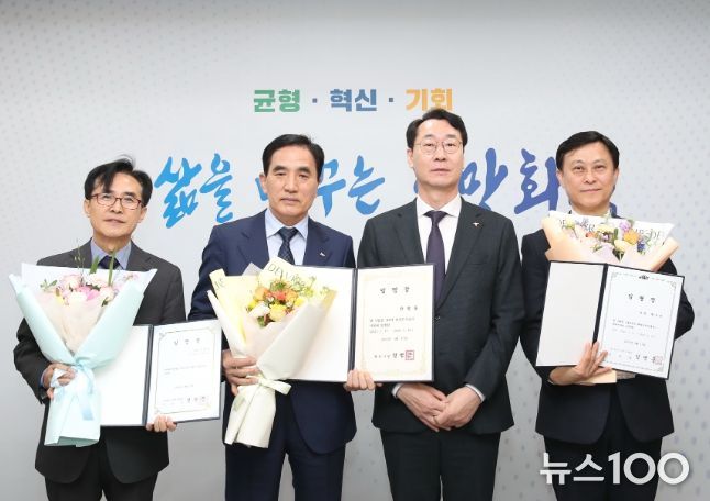 정명근 화성특례시장이 신임 공공기관장 3인을 임명하고 기념촬영하고 있다 (왼쪽부터 전병선 화성산업진흥원장, 한병홍 화성도시공사 사장, 정명근 화성특례시장, 황운성 화성복지재단 대표이사)