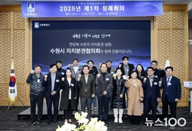 이재준 시장(왼쪽 4번째부터), 구균철 자치분권협의회 의장과 위원들이 함께 하고 있다.