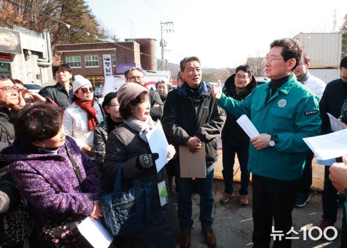 19일 고기동에서 이상일 용인특례시장이 주민들의 건의사항을 청취하고 있다