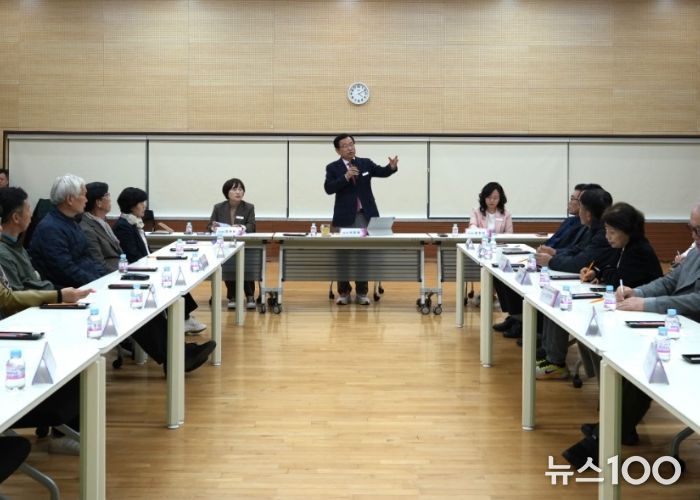 이현재 하남시장이 지난 25일 미사1동 행정복지센터에서 열린 미사1,3동 대상 ‘2025년 주민과의 대화’ 결과보고회에서 인사말을 건네고 있다.