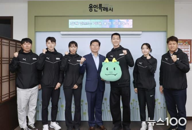 이상일 용인특례시장은 26일 시장실에서 우상혁선수와 신규 입단한 육상팀 선수를 격려했다