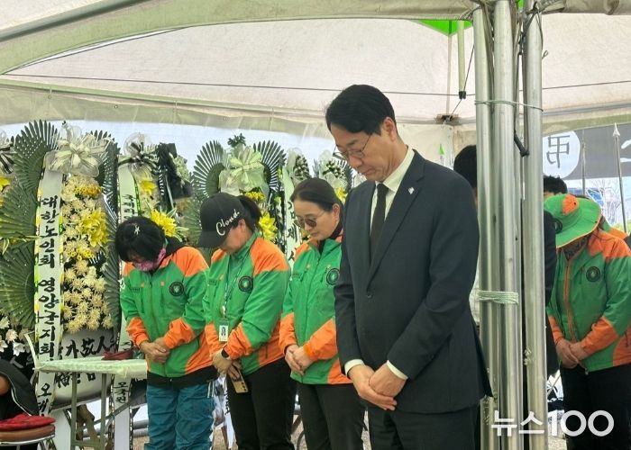 정명근 화성특례시장이 우호도시인 경북 영양군 합동분향소를 방문해 희생자들을 추모하고 있다