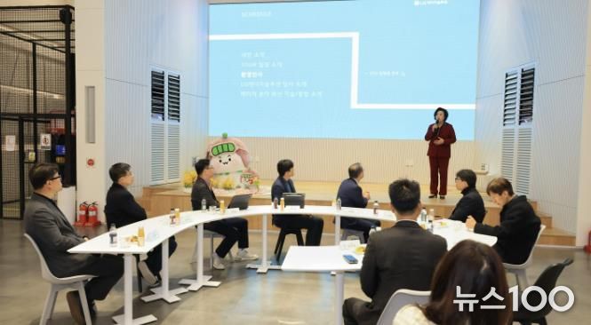 LG에너지솔루션 대전연구원 방문한 신계용 과천시장이 단상에서 인사말을 하고 있다