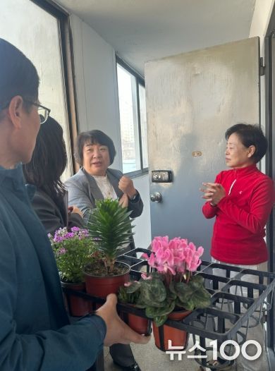 오학동지역사회보장협의체, 어르신들을 위한 반려 식물을 제공