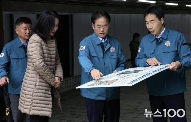 마두 지하보도에서 스마트 팜 사업에 대해 보고받고 있는 이동환 고양특례시장