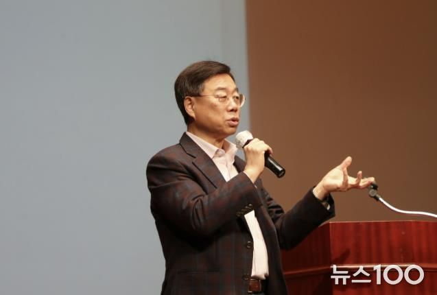 신상진 성남시장이 성남시분당시니어클럽 노인일자리 참여자 소양교육에서 인사말을 하고 있다