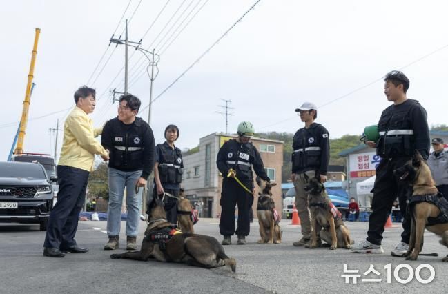박승원 광명시장이 16일 오후 신안산선 공사현장 붕괴사고 실종자 수색에 큰 역할을 한 (사)한국인명구조견협회 대원들을 격려하고 있다.