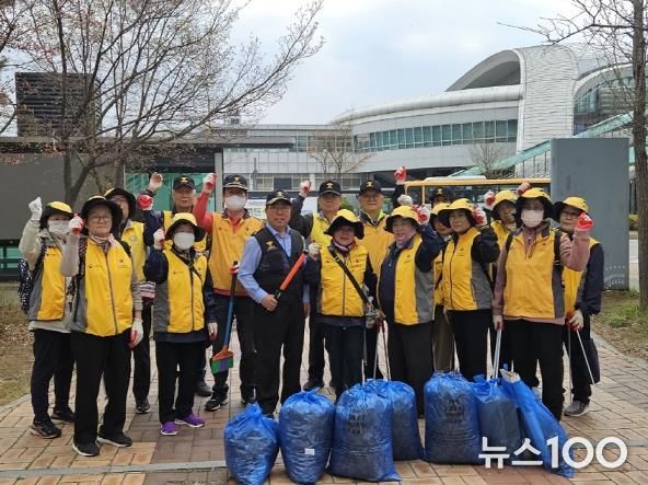 파주시 운정1동 실버경찰대, 봄맞이 마을 환경정화 활동 실시