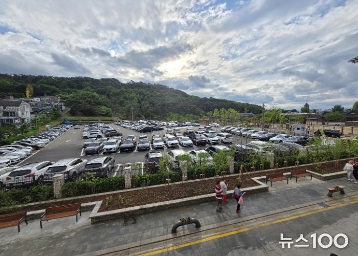 주차면 증설한 화성행궁 주차장.